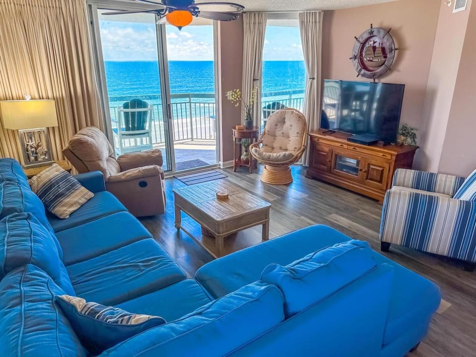 Communal lounge/ TV room, TV and multimedia, View (from property/room), Balcony/Terrace, Living room, Seating area, Beach, Sea view