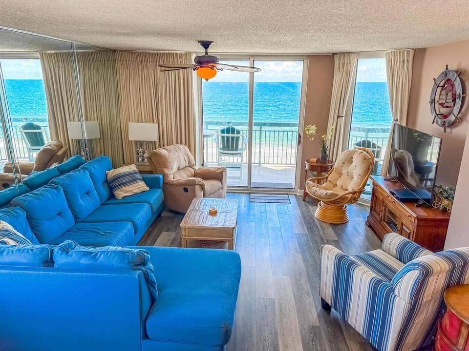 Communal lounge/ TV room, TV and multimedia, Living room, Seating area, Sea view