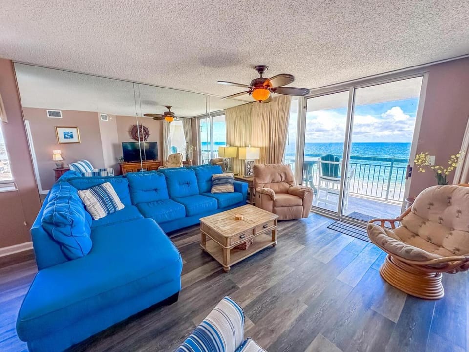 View (from property/room), Balcony/Terrace, Living room, Seating area, Sea view