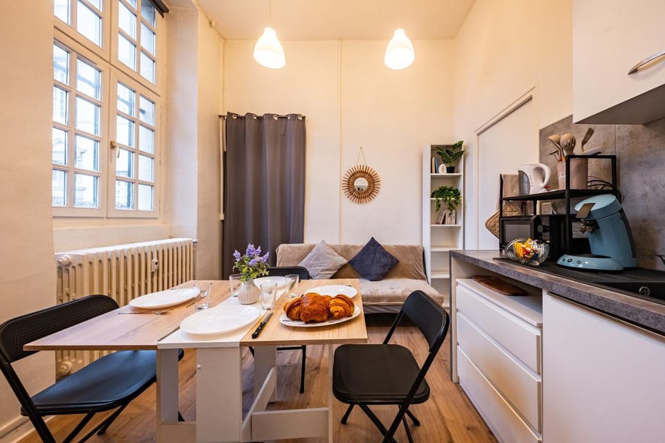 Coffee/tea facilities, Kitchen or kitchenette, Living room, Dining area