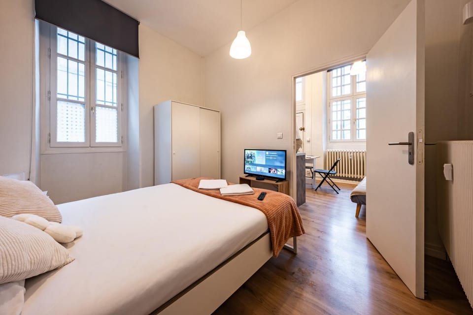 Bed, TV and multimedia, Photo of the whole room, Bedroom, towels, wardrobe