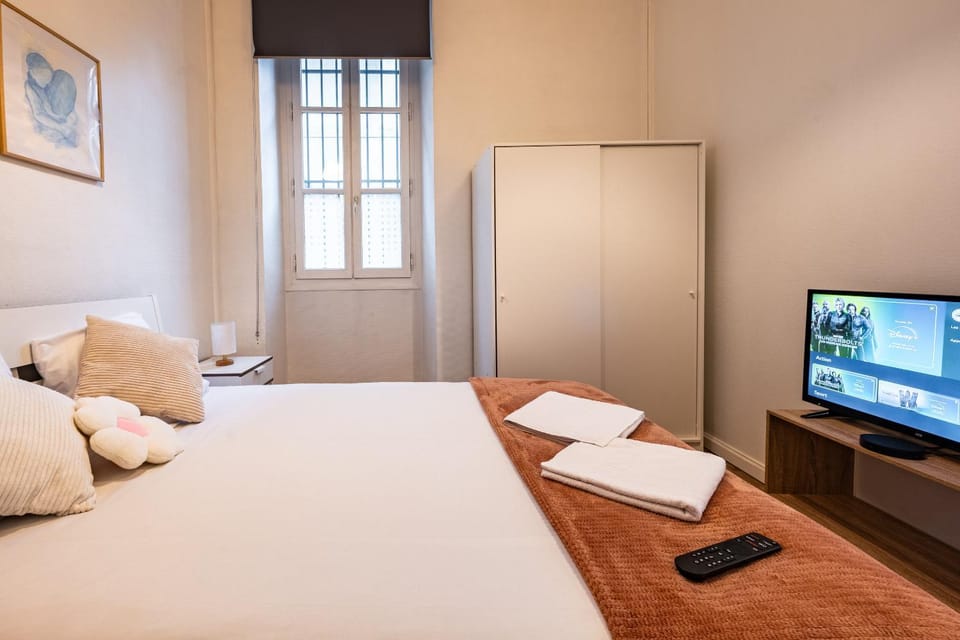 Bed, TV and multimedia, Photo of the whole room, Bedroom, towels, wardrobe