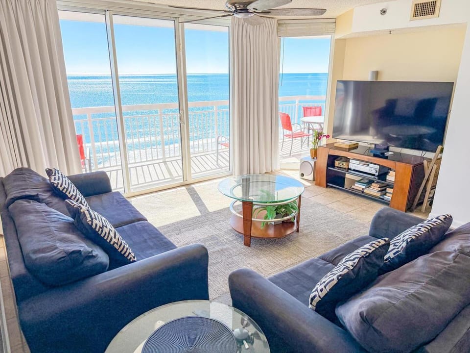 Communal lounge/ TV room, TV and multimedia, View (from property/room), Living room, Seating area, Sea view