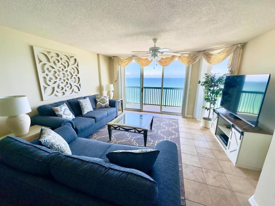 Communal lounge/ TV room, TV and multimedia, View (from property/room), Living room, Seating area, Sea view