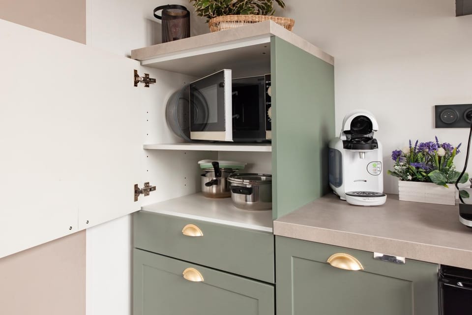 Coffee/tea facilities, microwave
