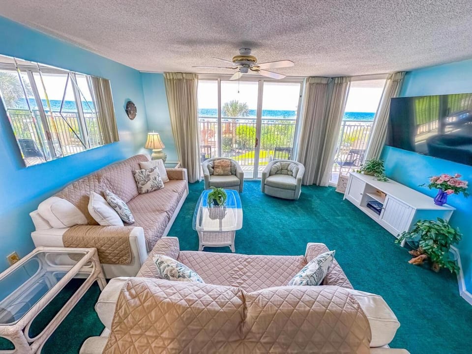 Communal lounge/ TV room, TV and multimedia, Living room, Seating area, Evening entertainment