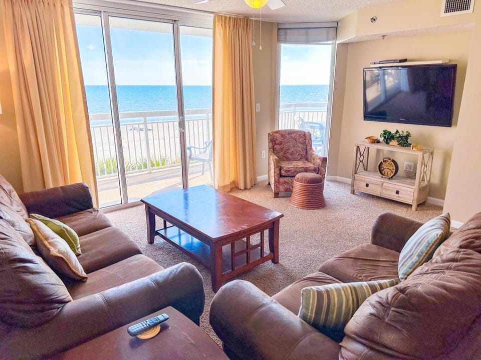 Communal lounge/ TV room, TV and multimedia, View (from property/room), Living room, Seating area, Sea view