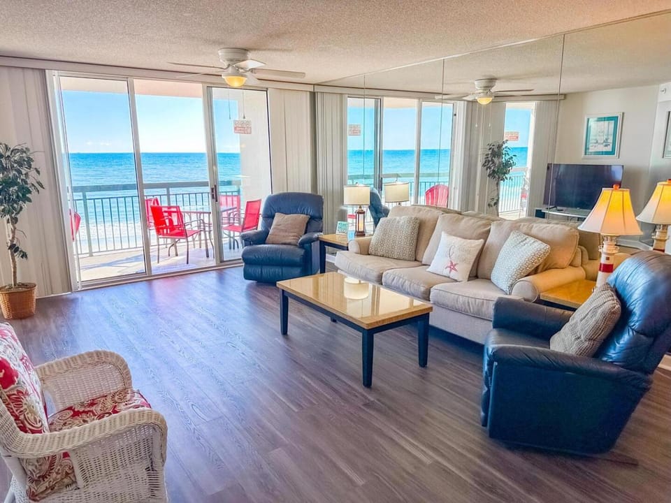 Natural landscape, View (from property/room), Balcony/Terrace, Living room, Seating area, Sea view