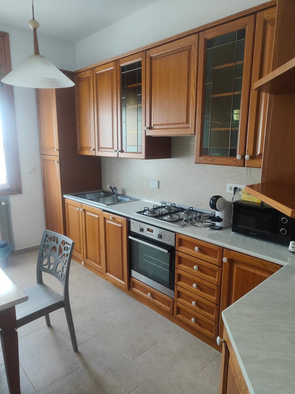 Kitchen or kitchenette, dishwasher, stove