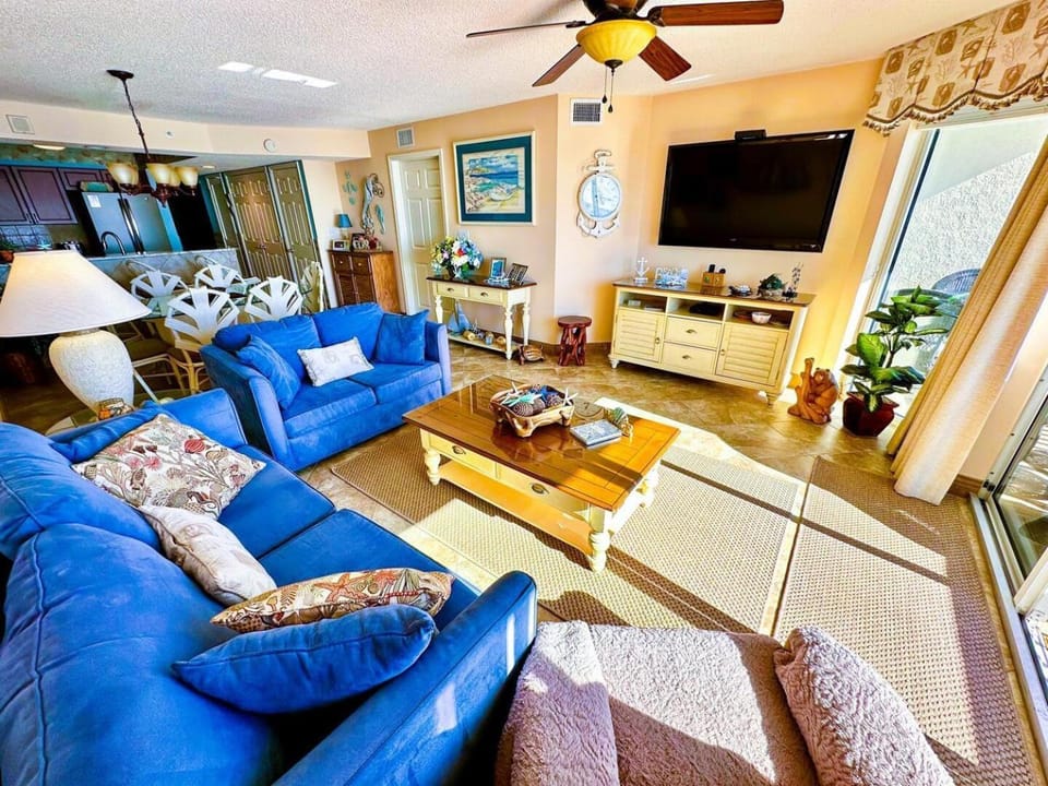 Communal lounge/ TV room, TV and multimedia, Living room, Seating area