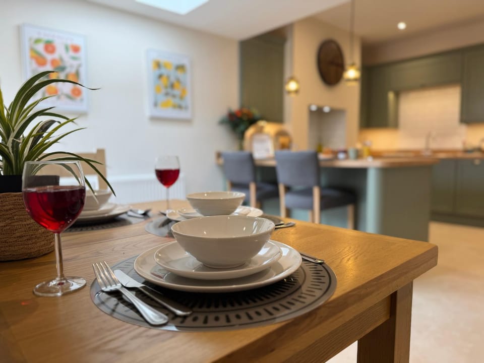 Kitchen or kitchenette, Seating area, Dining area