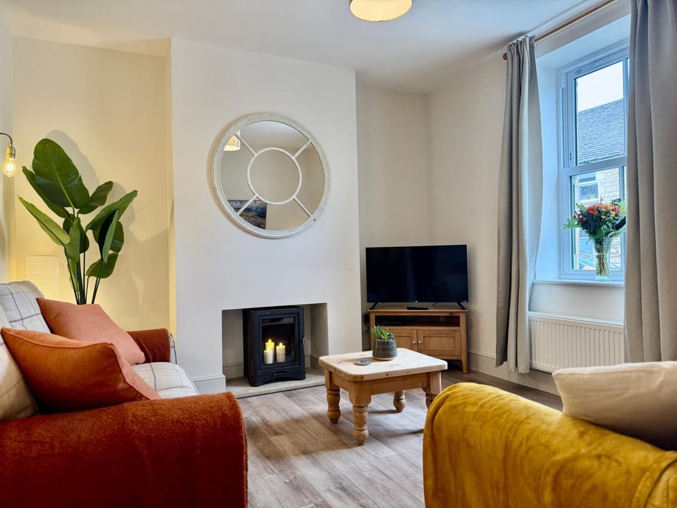 Communal lounge/ TV room, TV and multimedia, Living room, Seating area, Evening entertainment