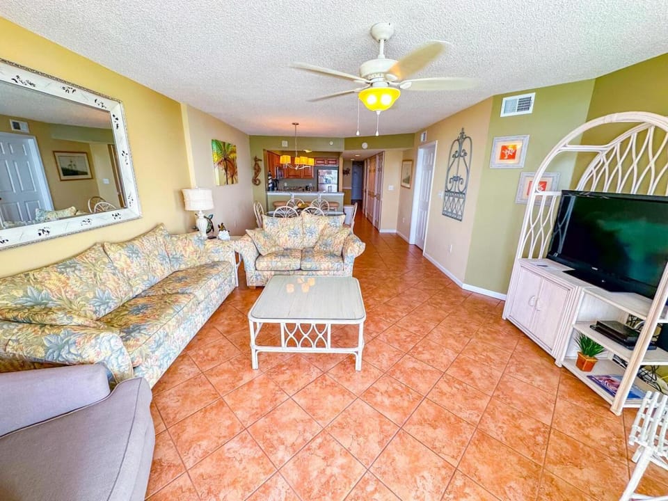 Communal lounge/ TV room, TV and multimedia, Living room, Seating area