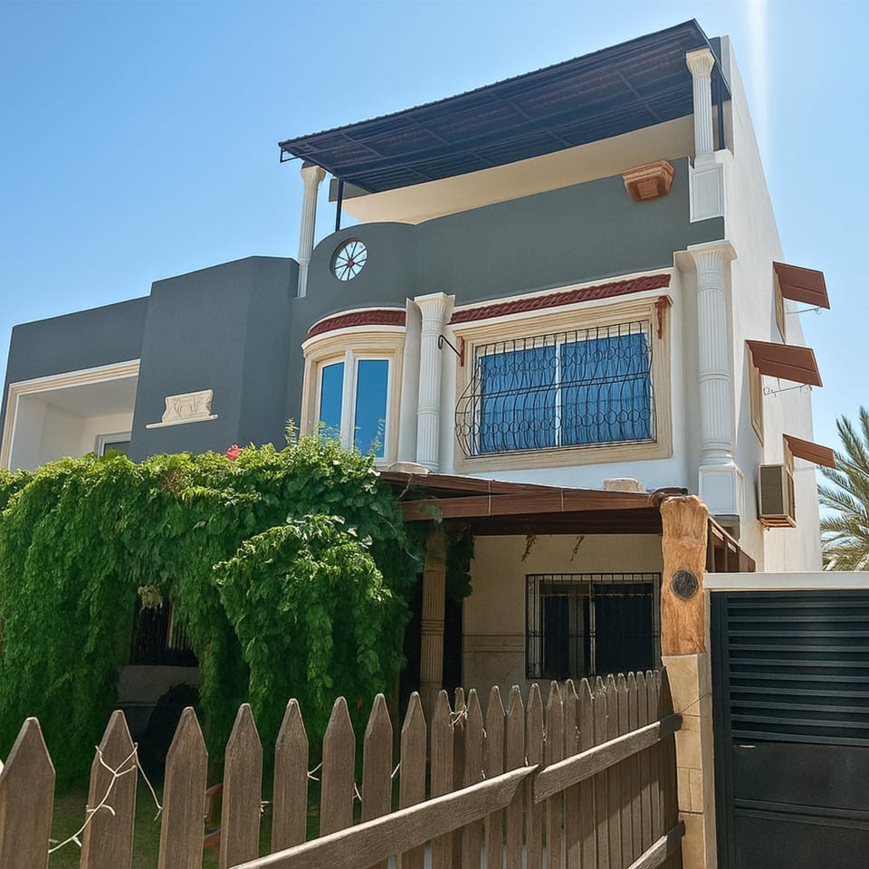 Property building, View (from property/room), Balcony/Terrace