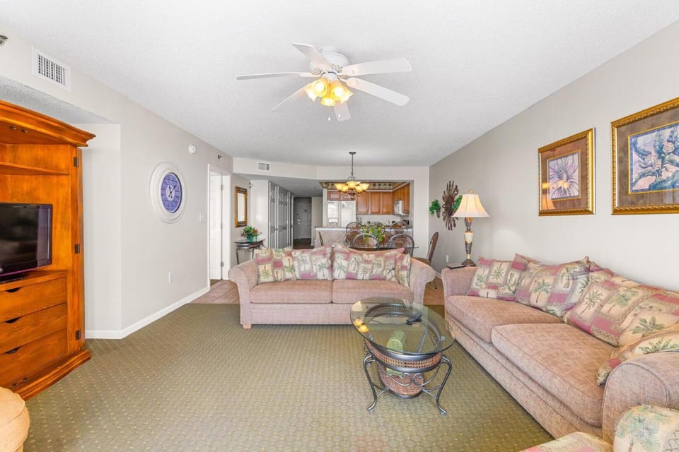 Communal lounge/ TV room, TV and multimedia, Living room, Seating area, Evening entertainment