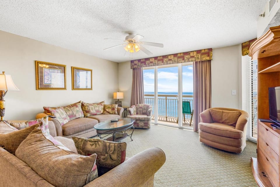 Communal lounge/ TV room, TV and multimedia, Living room, Seating area, Sea view