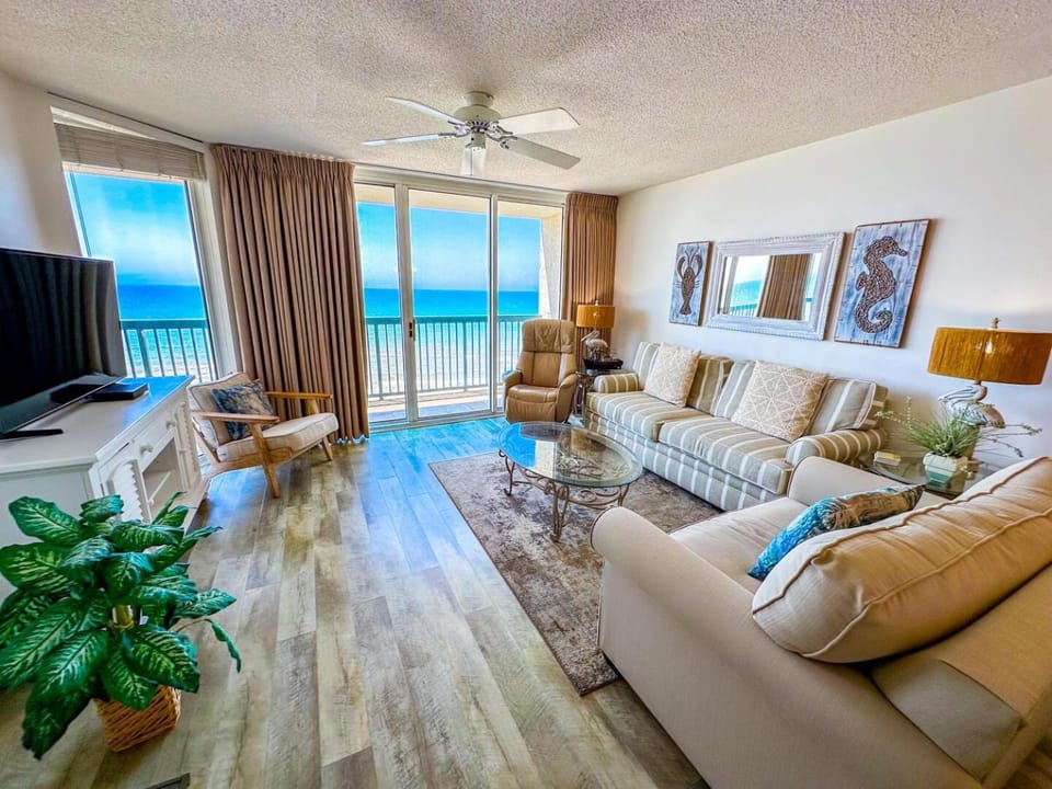 Communal lounge/ TV room, TV and multimedia, Living room, Sea view