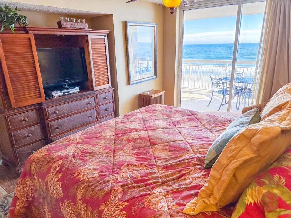 Bed, TV and multimedia, Bedroom