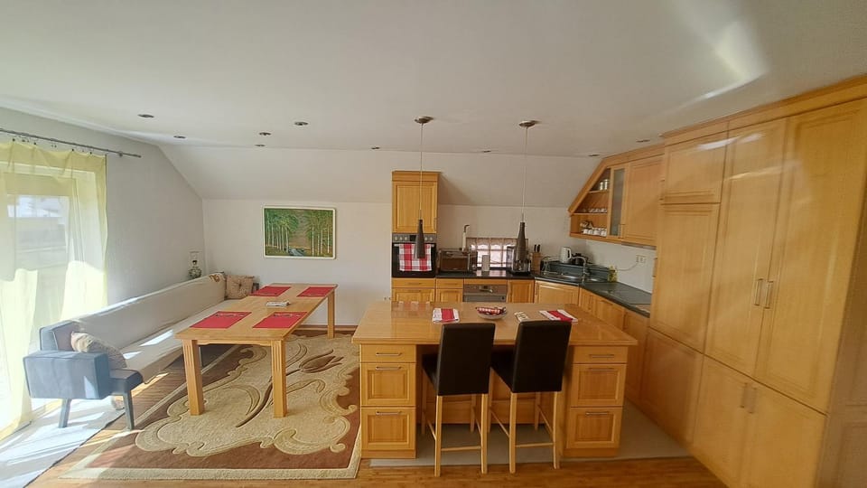 Coffee/tea facilities, Kitchen or kitchenette, Dining area