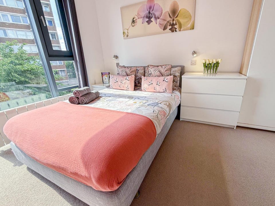 Bed, View (from property/room), Photo of the whole room, Decorative detail, Bedroom, towels, wardrobe