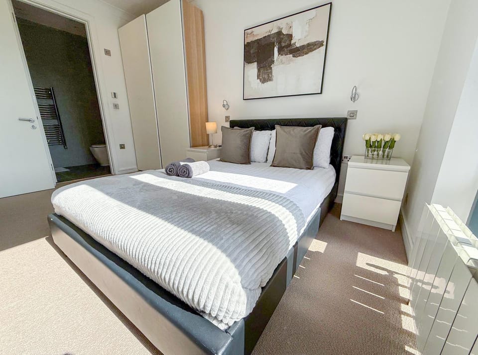 Bed, Bathroom, View (from property/room), Photo of the whole room, Decorative detail, Bedroom, towels, wardrobe