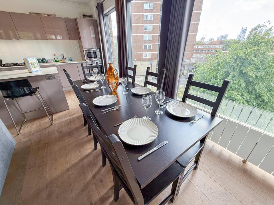 View (from property/room), Balcony/Terrace, Kitchen or kitchenette, Living room, Seating area, Dining area