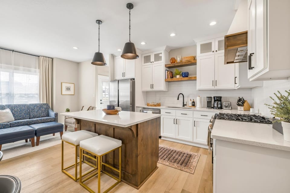 Kitchen or kitchenette, Living room, Seating area, dishwasher, stove, toaster