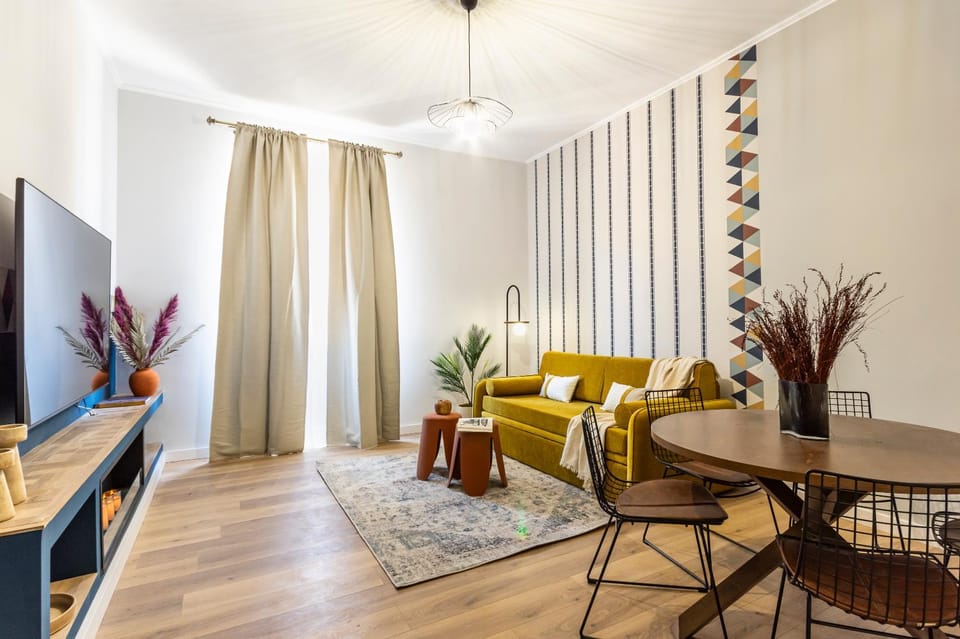 Communal lounge/ TV room, TV and multimedia, Living room, Seating area, Dining area, Evening entertainment