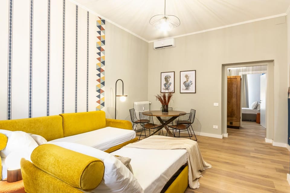 Bed, Living room, Photo of the whole room, Seating area, air conditioner