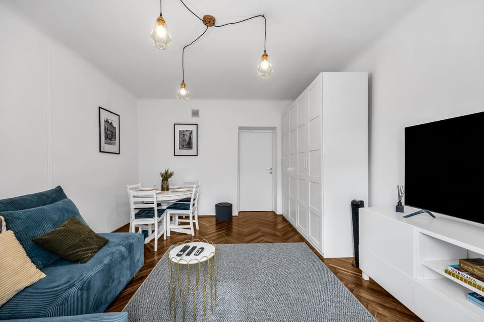 Communal lounge/ TV room, TV and multimedia, Living room, Seating area, Evening entertainment