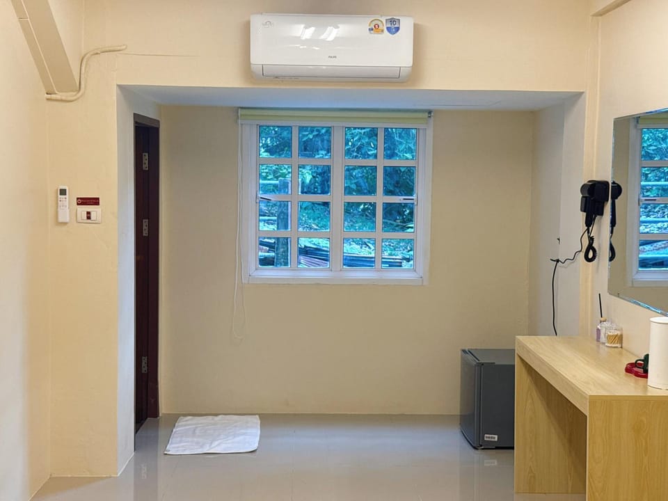 Kitchen or kitchenette, air conditioner