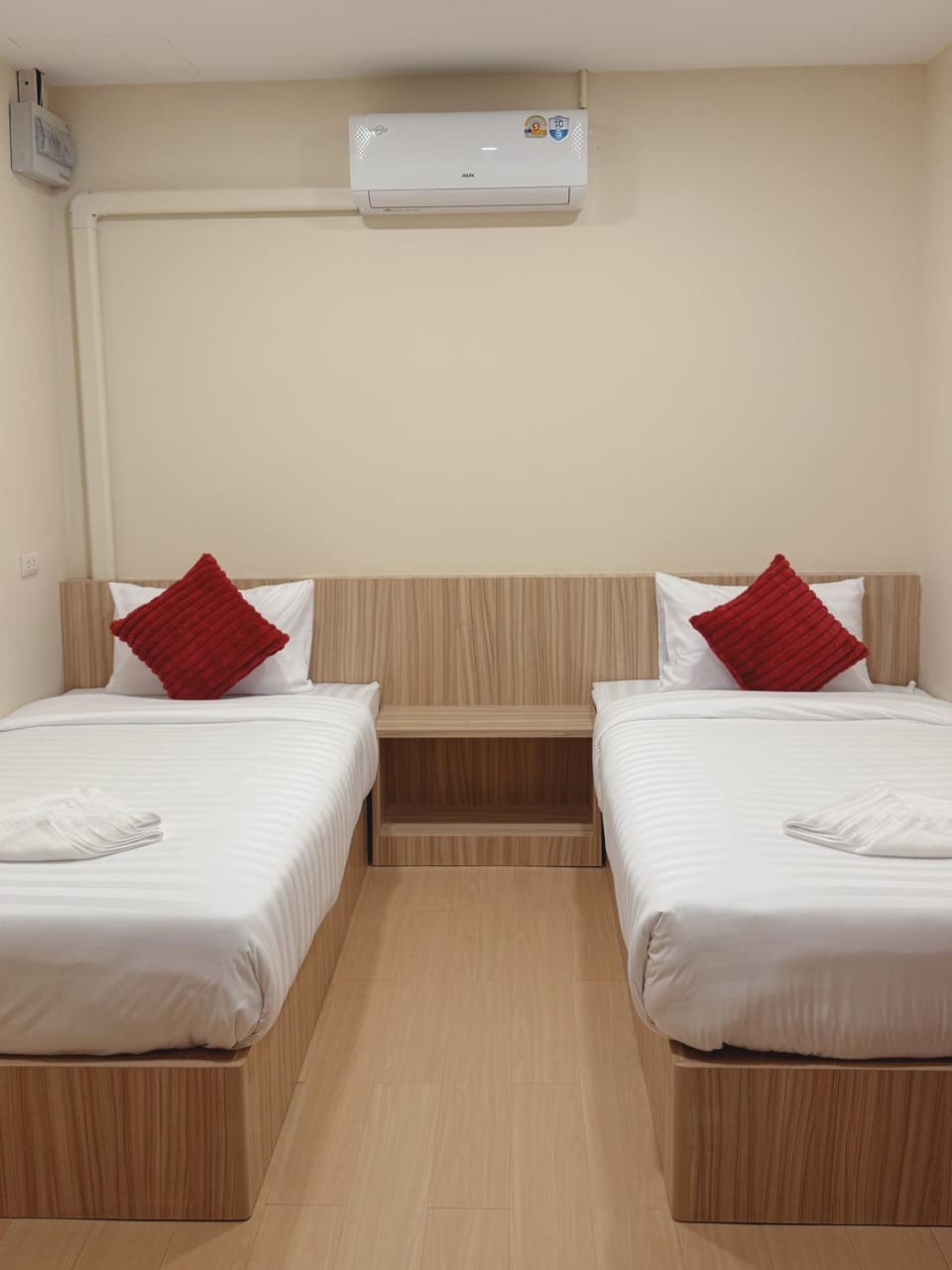 Bed, Photo of the whole room, air conditioner