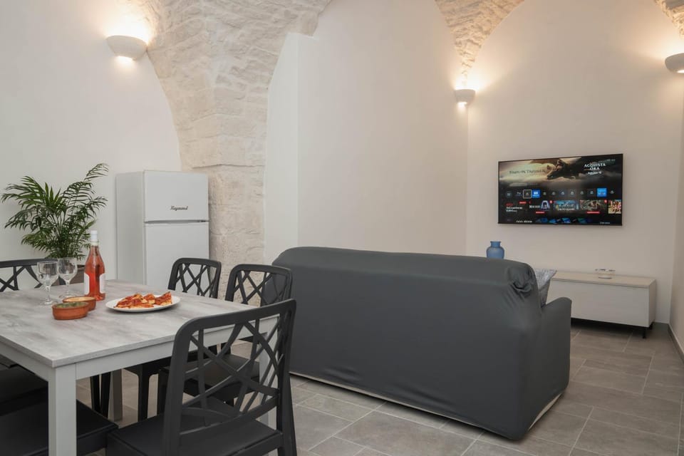 TV and multimedia, Kitchen or kitchenette, Living room, Food and drinks, Seating area, Dining area, Food