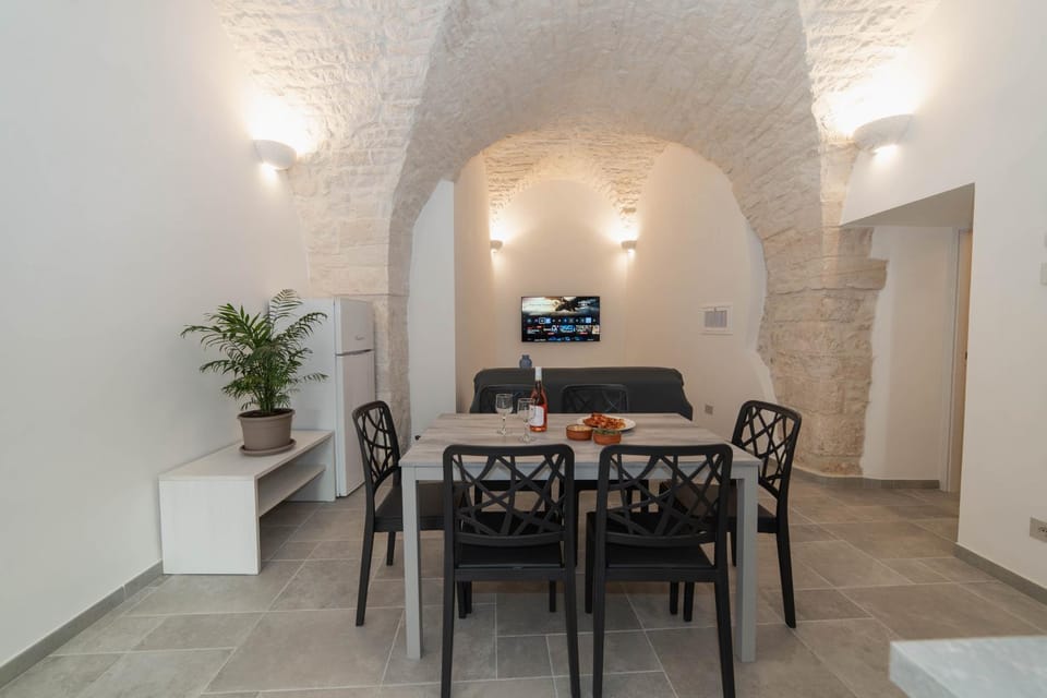 TV and multimedia, Kitchen or kitchenette, Living room, Seating area, Dining area