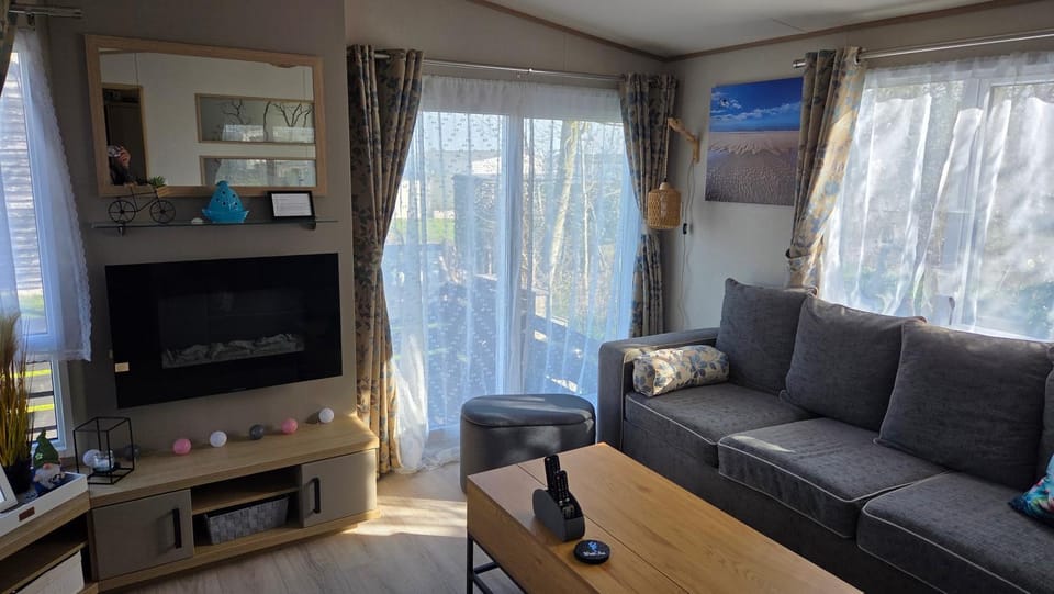 Communal lounge/ TV room, TV and multimedia, Living room, Seating area, Evening entertainment