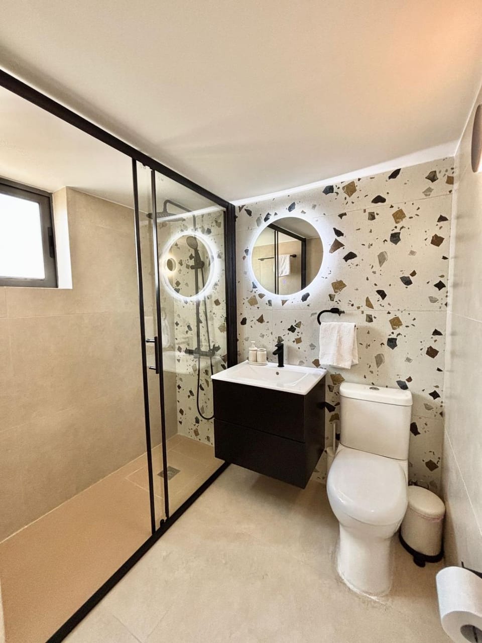 Larnaca Seaview Apartment with pool & parking Apartment in Larnaca