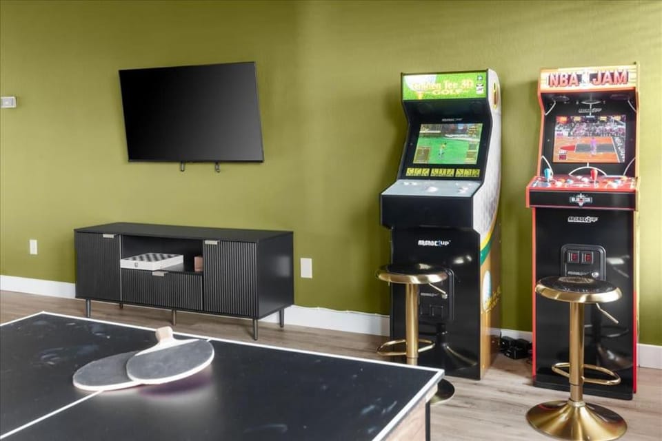Sleeps 16 Pool Hot Tub Sport Court Game Room House in Glendale