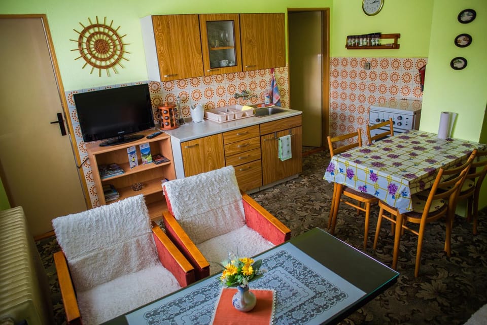 TV and multimedia, Kitchen or kitchenette, Living room, Dining area