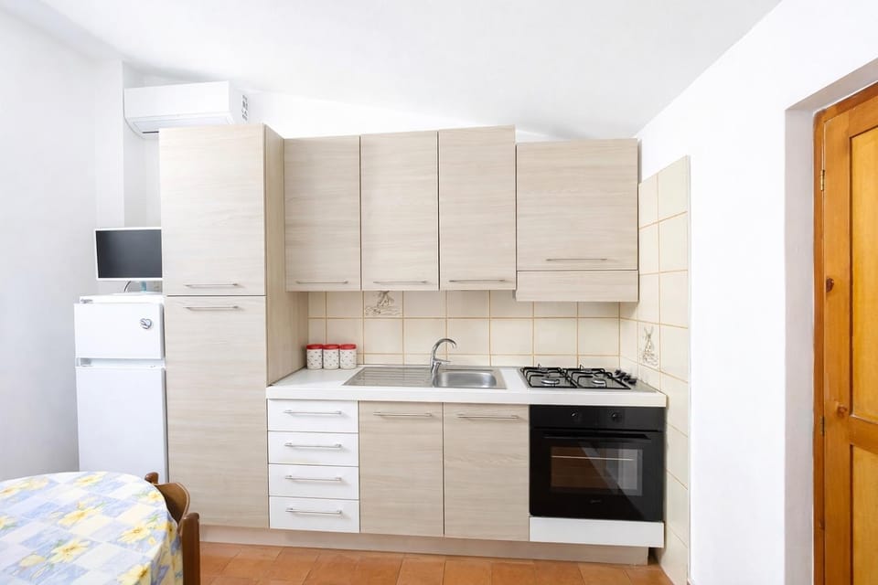 Kitchen or kitchenette, oven, stove