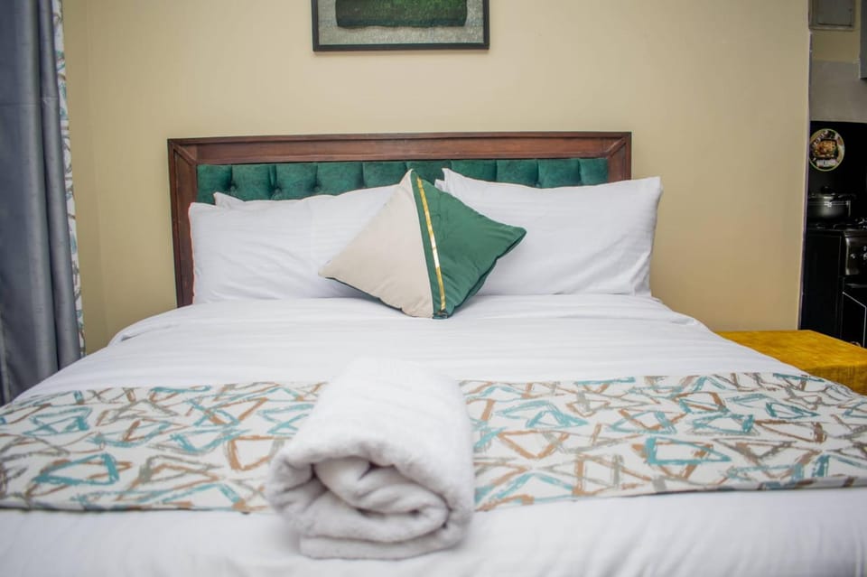Bed, Bedroom, towels