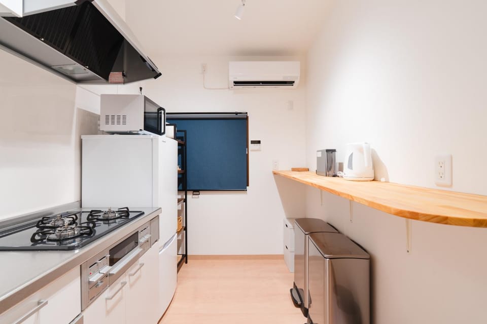Coffee/tea facilities, Kitchen or kitchenette, microwave, stove, kitchen