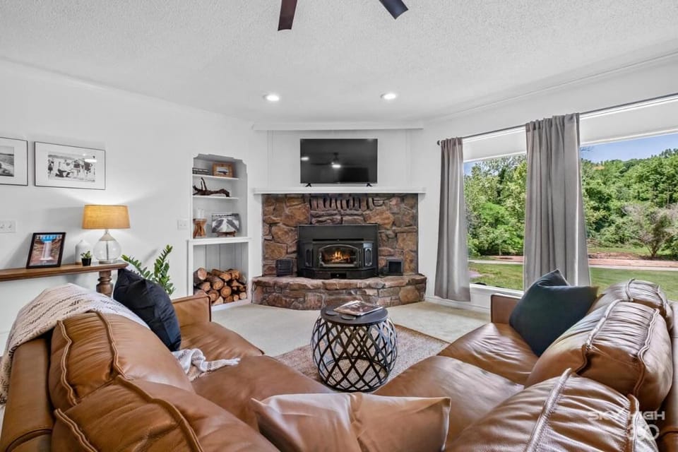 Creekside Oasis - 5BR Retreat with Pool & Hot Tub House in Rogers