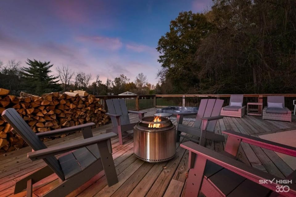 Creekside Oasis - 5BR Retreat with Pool & Hot Tub House in Rogers