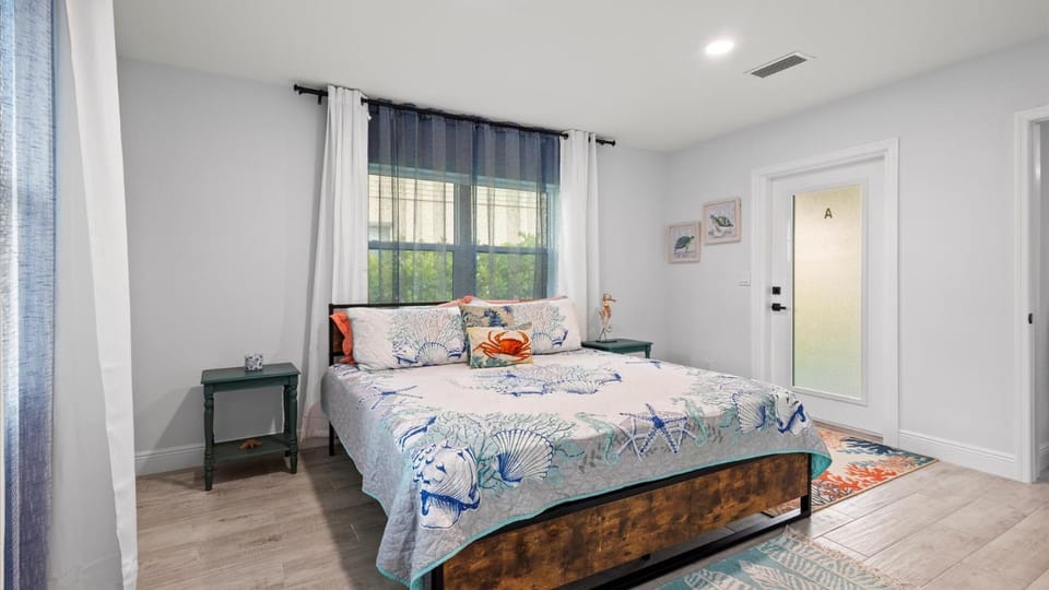 Bed, Photo of the whole room, Bedroom