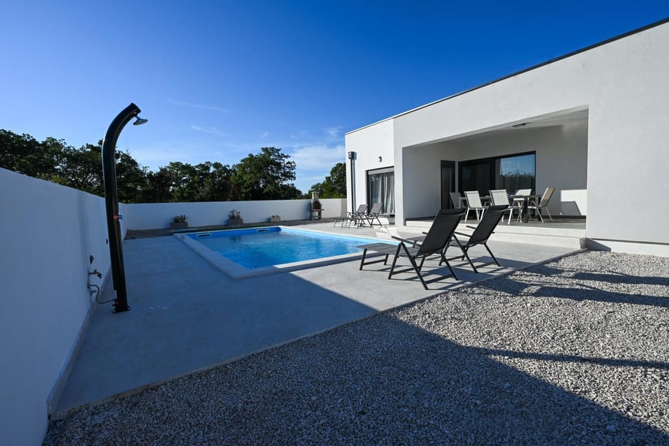 Shower, Patio, Swimming pool, sunbed