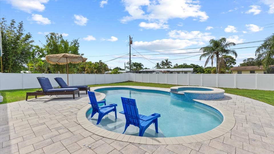 Day, Natural landscape, Pool view, Swimming pool, sunbed