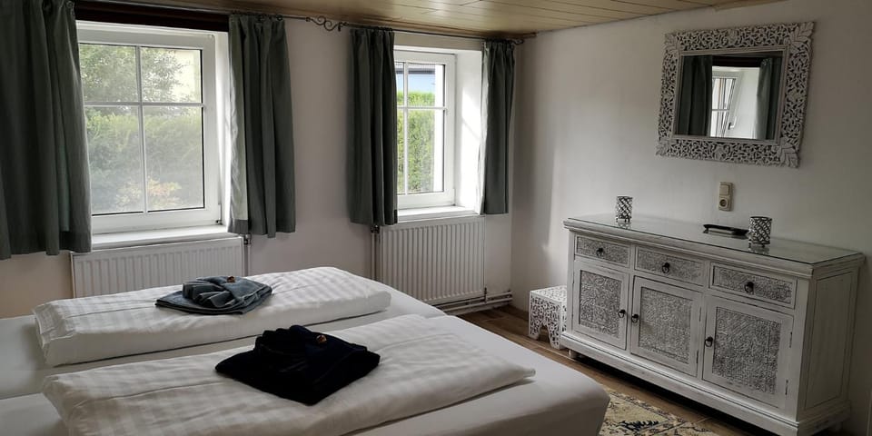 Bed, Photo of the whole room, Bedroom, Quiet street view, towels