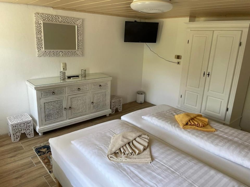 Bed, TV and multimedia, Photo of the whole room, Bedroom, towels, wardrobe