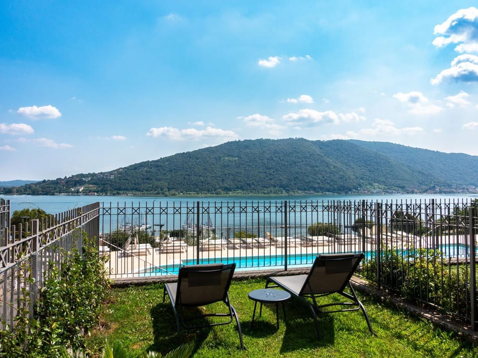 Garden, Lake view, Mountain view, Pool view, sunbed