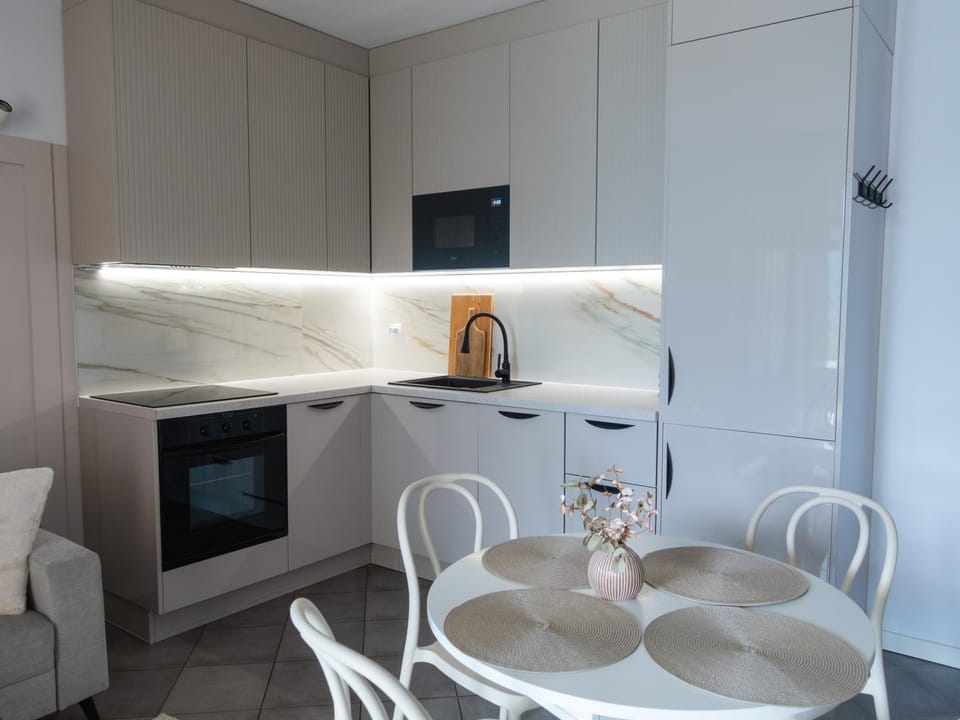 Kitchen or kitchenette, Dining area, stove